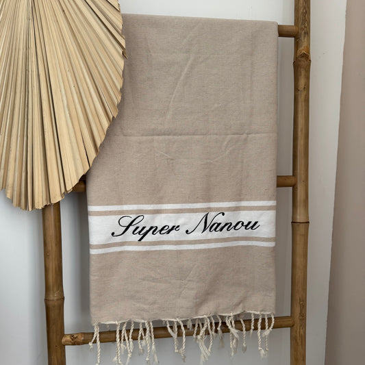 Foutas de plage brodées et personnalisées. Serviette de plage en coton parfaite pour vos cadeaux de fin d'année scolaire, pour remercier les nounous, les maîtresses et ATSEM.