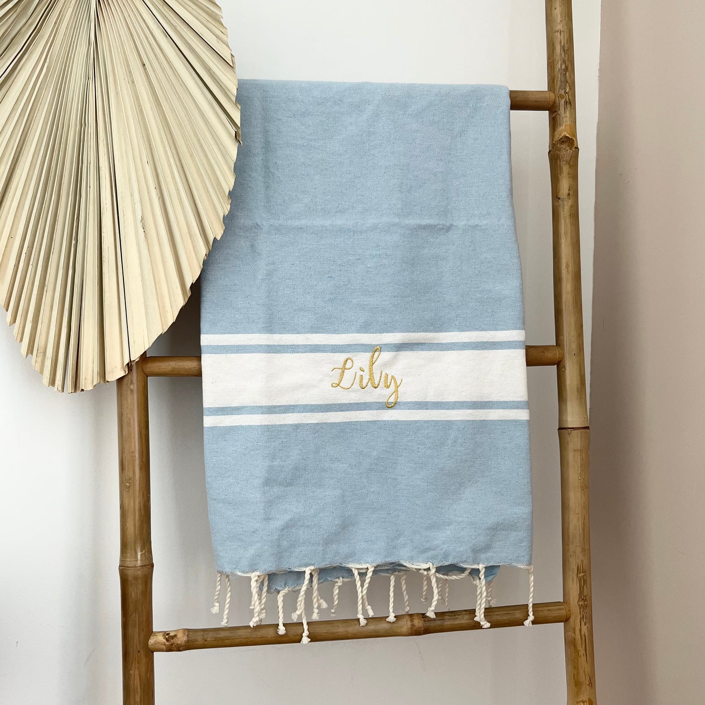 Foutas de plage brodées et personnalisées. Serviette de plage en coton parfaite pour vos cadeaux de fin d'année scolaire, pour les nounous, les ATSEM et Maître.