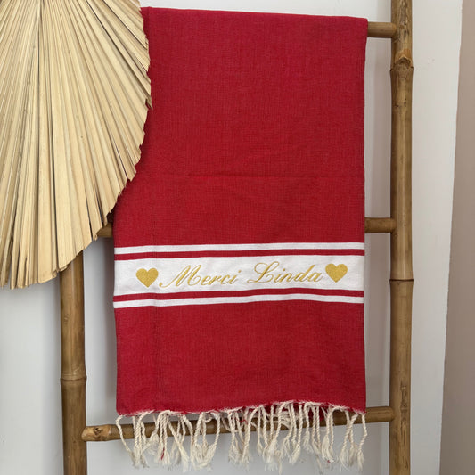 Foutas de plage brodées et personnalisées. Serviette de plage en coton parfaite pour vos cadeaux de fin d'année scolaire, pour les nounous, les ATSEM et Maîtresses.