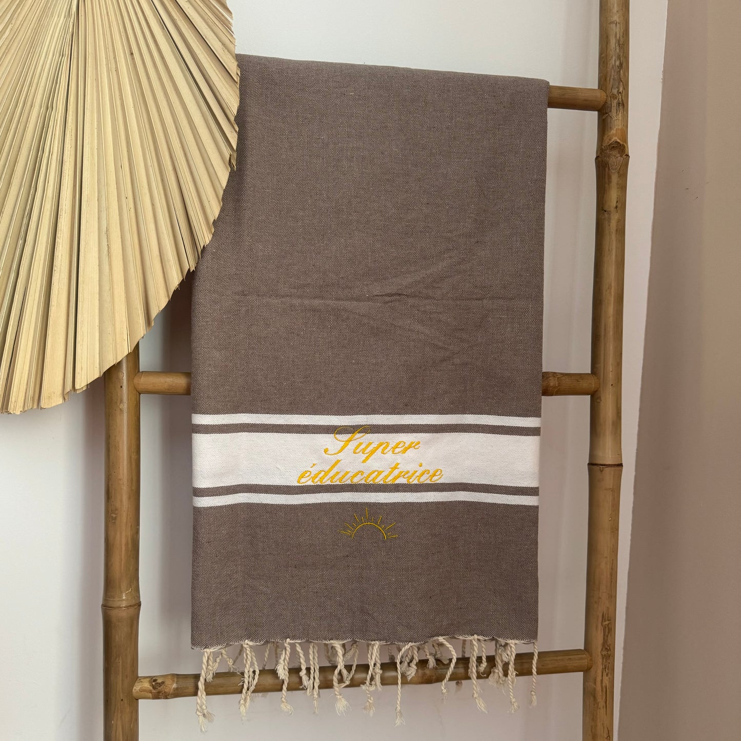 Foutas de plage brodées et personnalisées. Serviette de plage en coton parfaite pour vos cadeaux de fin d'année scolaire, merci maîtresse, merci nounou, et professionnels de santé