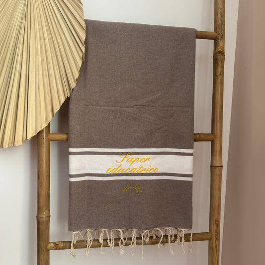Foutas de plage brodées et personnalisées. Serviette de plage en coton parfaite pour vos cadeaux de fin d'année scolaire, merci maîtresse, merci nounou, et professionnels de santé