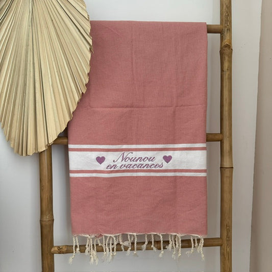 Foutas de plage brodées et personnalisées. Serviette de plage en coton parfaite pour vos cadeaux de fin d'année scolaire, pour les nounous, les ATSEM et Maîtresses.