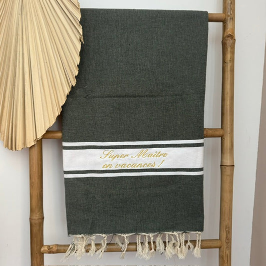 Foutas de plage brodées et personnalisées. Serviette de plage en coton parfaite pour vos cadeaux de fin d'année scolaire, pour les nounous, les ATSEM et Maître.
