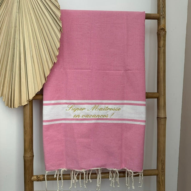 Foutas de plage brodées et personnalisées. Serviette de plage en coton parfaite pour vos cadeaux de fin d'année scolaire, merci maîtresse, merci nounou, et professionnels de santé