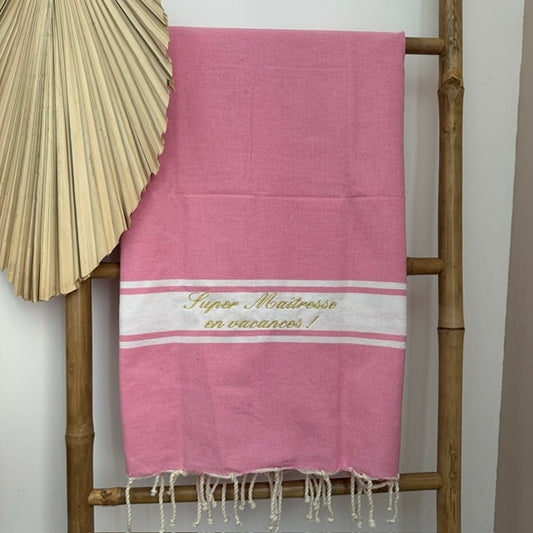 Foutas de plage brodées et personnalisées. Serviette de plage en coton parfaite pour vos cadeaux de fin d'année scolaire, pour les nounous, les ATSEM et Maîtresse.