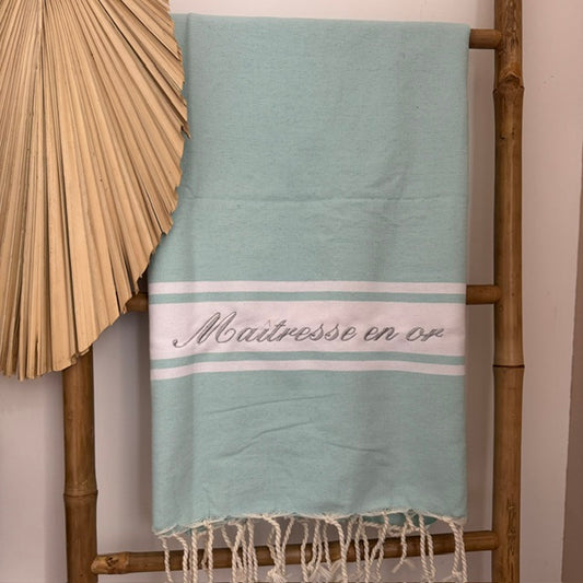 Foutas de plage brodées et personnalisées. Serviette de plage en coton parfaite pour vos cadeaux de fin d'année scolaire, pour les nounous, les ATSEM et Maîtresse.