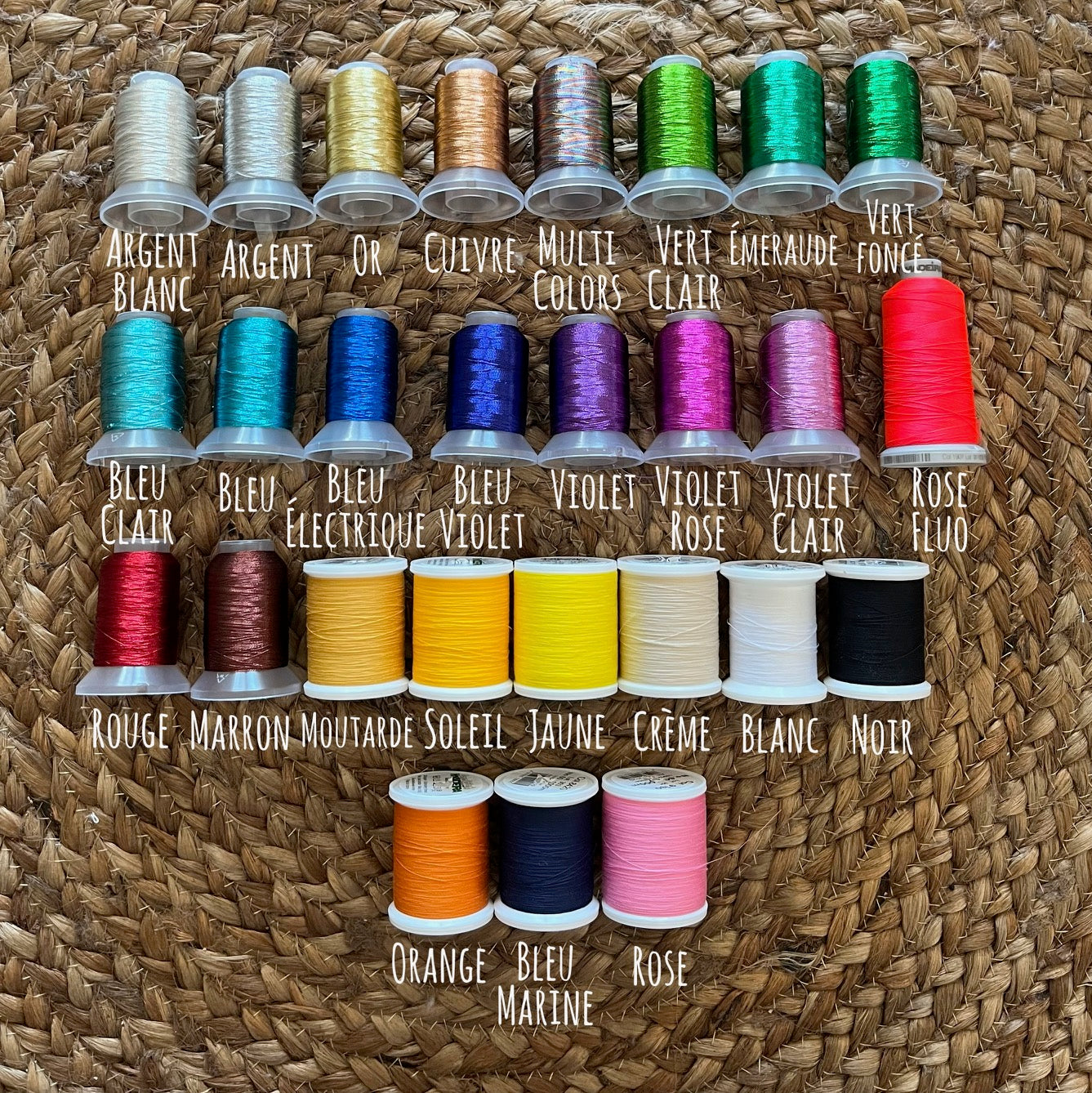 Foutas de plage brodées et personnalisées. Serviette de plage en coton parfaite pour vos cadeaux de fin d'année scolaire, merci maîtresse, merci nounou, et professionnels de santé