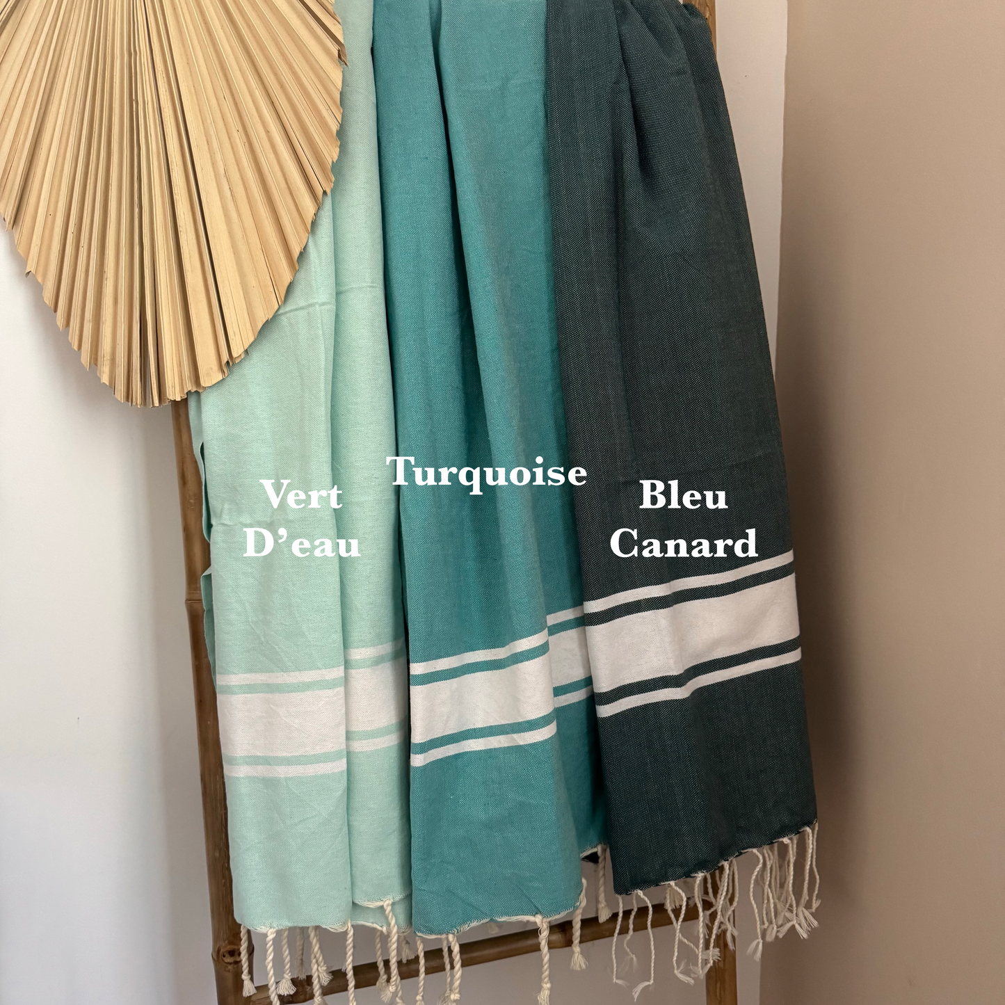 Foutas de plage brodées et personnalisées. Serviette de plage en coton parfaite pour vos cadeaux de fin d'année scolaire, merci maîtresse, merci nounou, et professionnels de santé