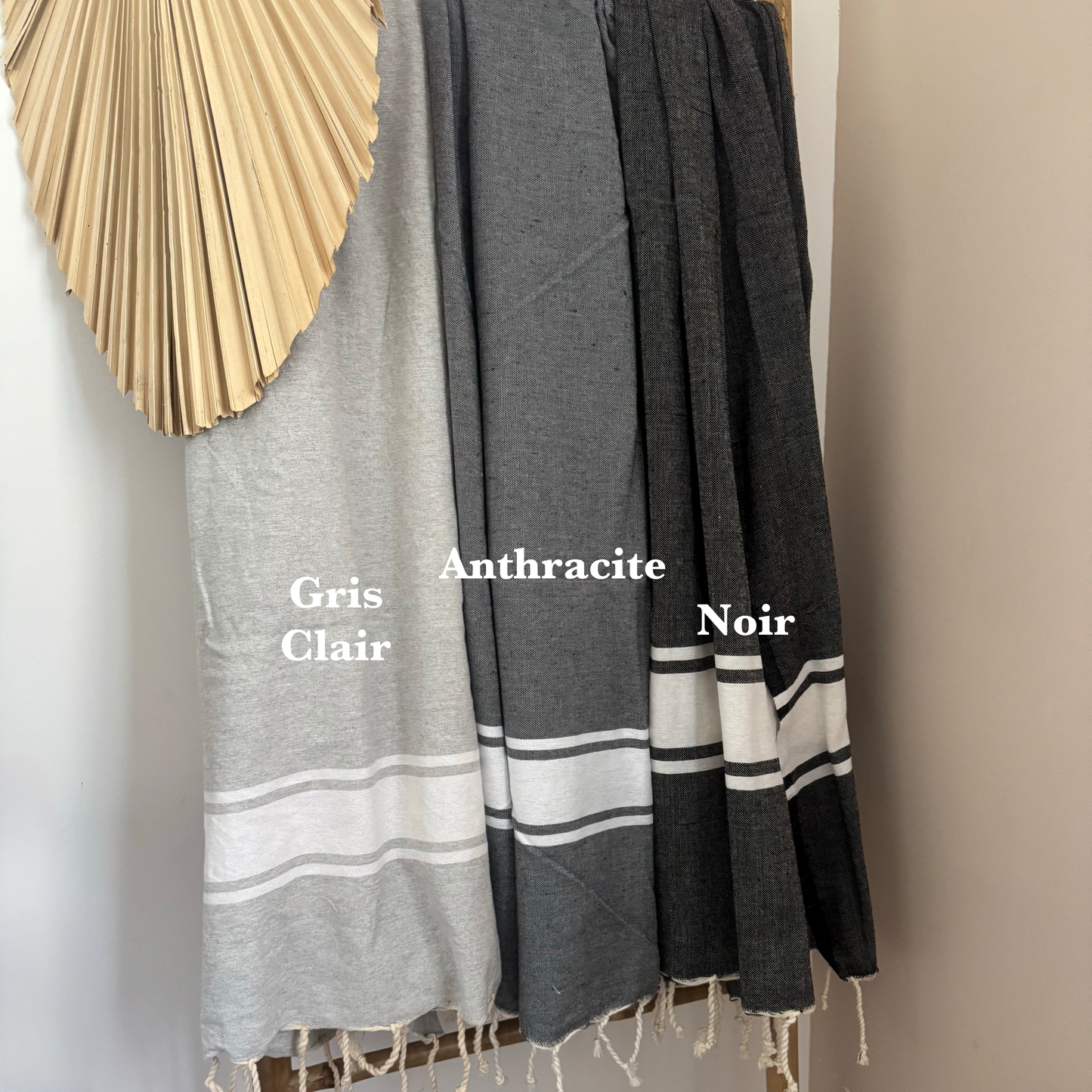 Foutas de plage brodées et personnalisées. Serviette de plage en coton parfaite pour vos cadeaux de fin d'année scolaire, merci maîtresse, merci nounou, et professionnels de santé