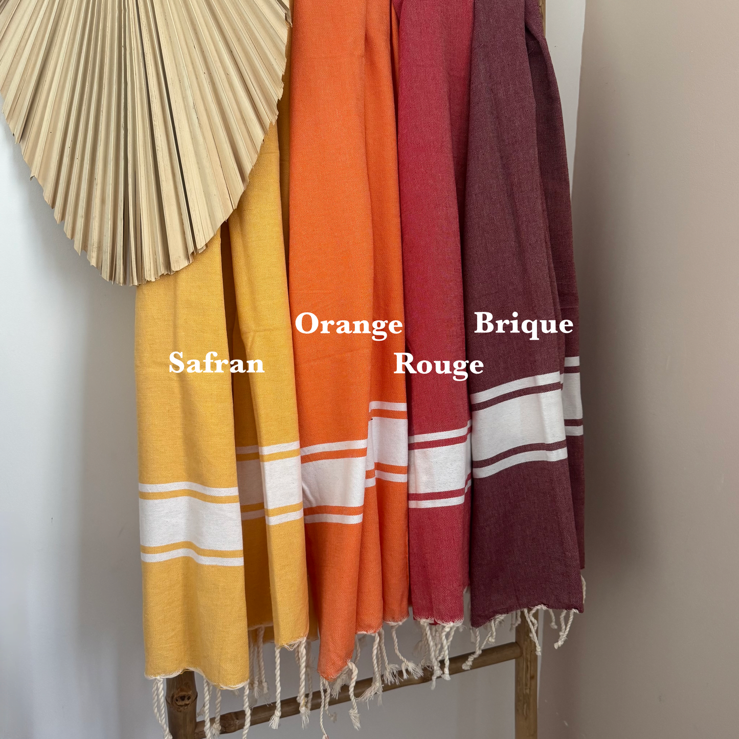 Foutas de plage brodées et personnalisées. Serviette de plage en coton parfaite pour vos cadeaux de fin d'année scolaire, merci maîtresse, merci nounou, et professionnels de santé