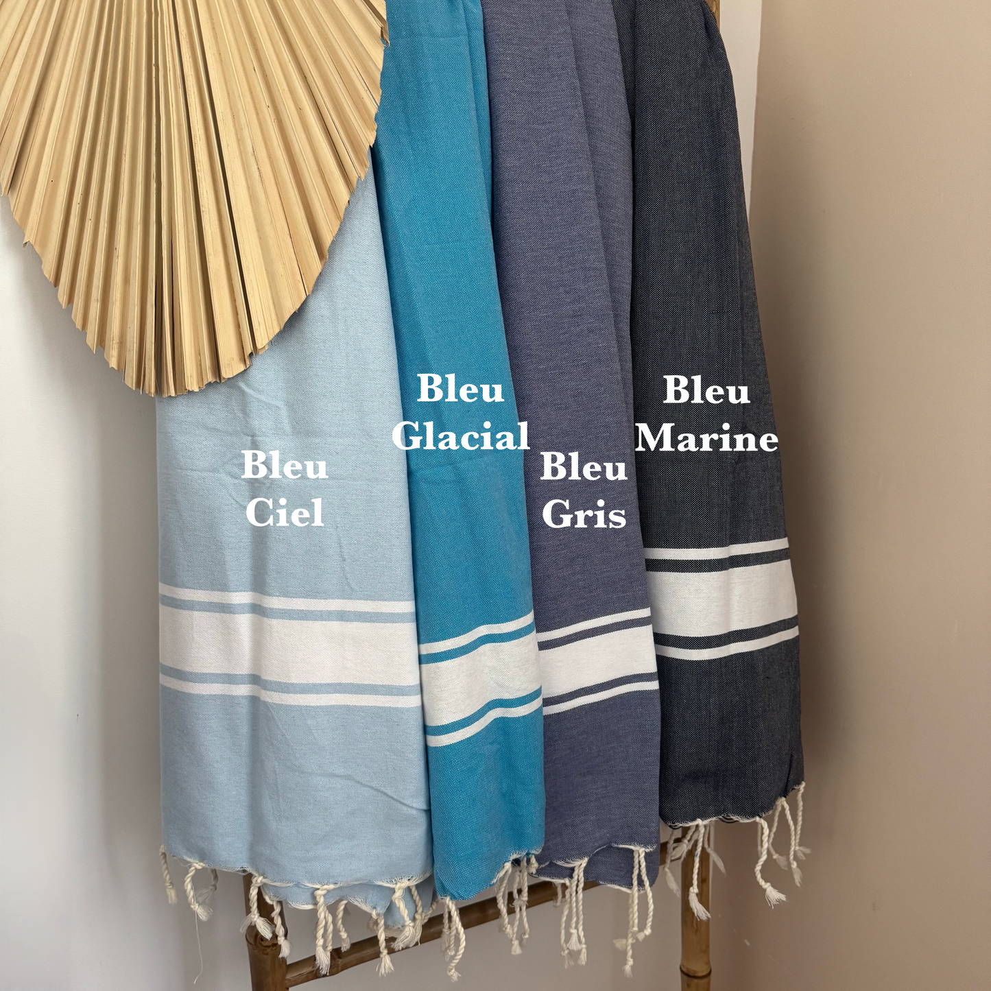 Foutas de plage brodées et personnalisées. Serviette de plage en coton parfaite pour vos cadeaux de fin d'année scolaire, merci maîtresse, merci nounou, et professionnels de santé