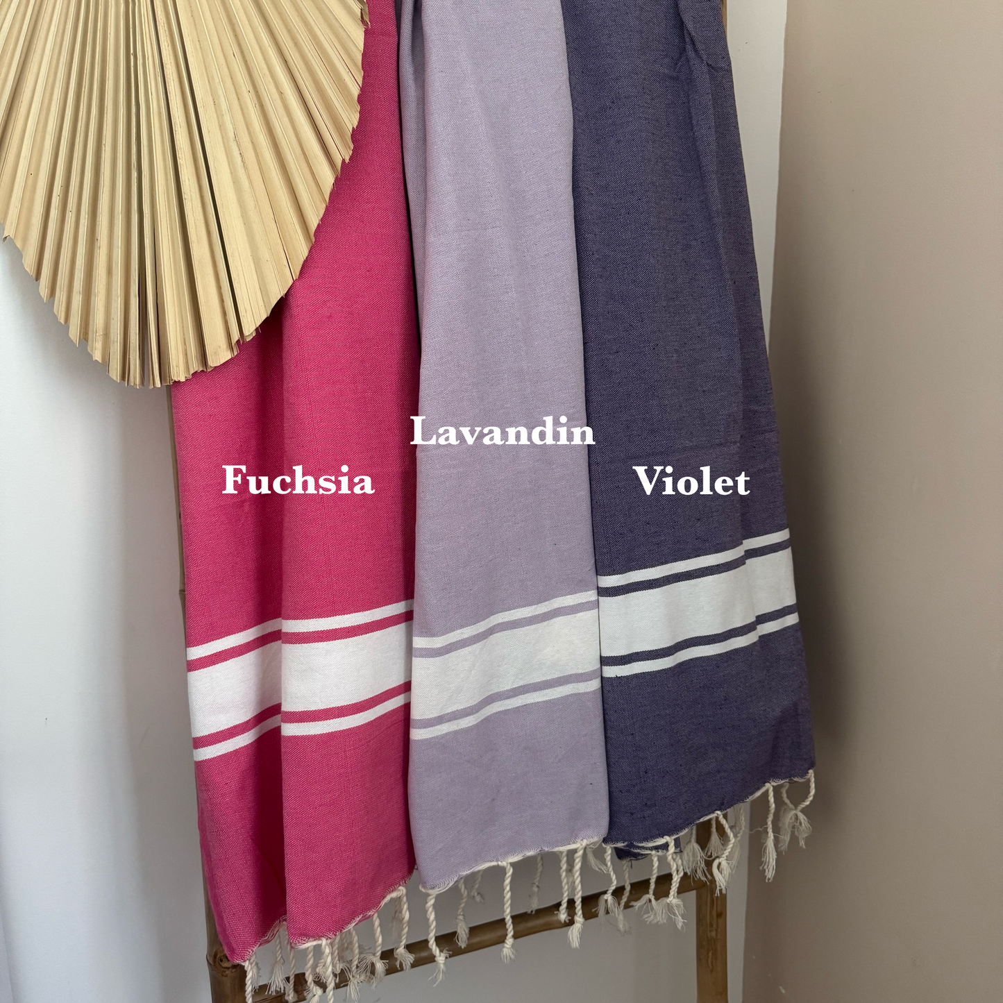 Foutas de plage brodées et personnalisées. Serviette de plage en coton parfaite pour vos cadeaux de fin d'année scolaire, merci maîtresse, merci nounou, et professionnels de santé