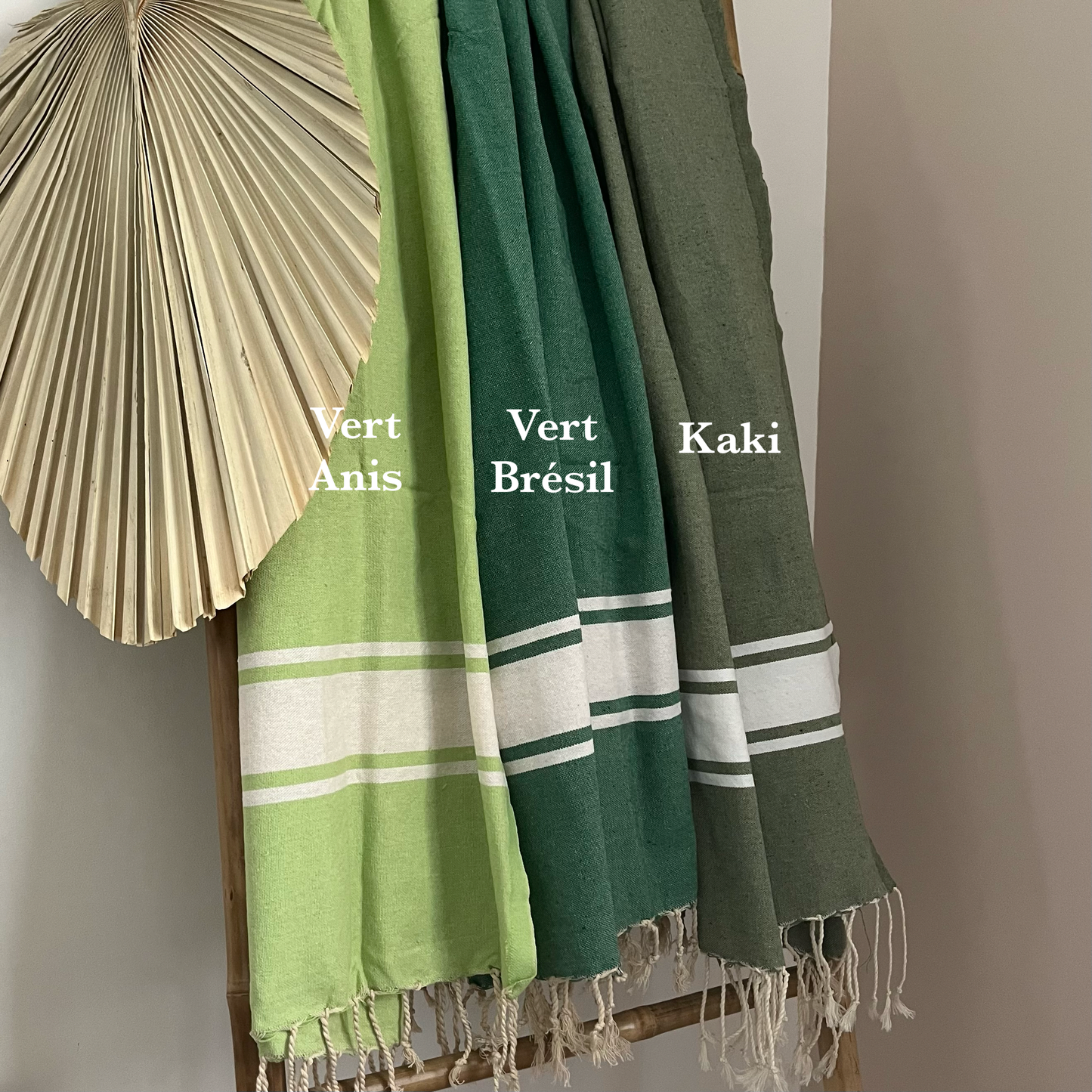 Foutas de plage brodées et personnalisées. Serviette de plage en coton parfaite pour vos cadeaux de fin d'année scolaire, merci maîtresse, merci nounou, et professionnels de santé