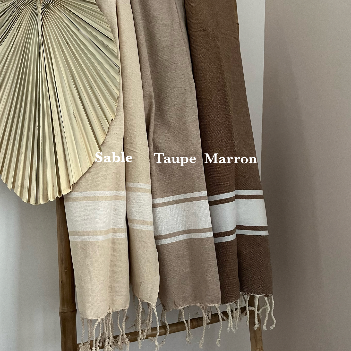 Foutas de plage brodées et personnalisées. Serviette de plage en coton parfaite pour vos cadeaux de fin d'année scolaire, merci maîtresse, merci nounou, et professionnels de santé