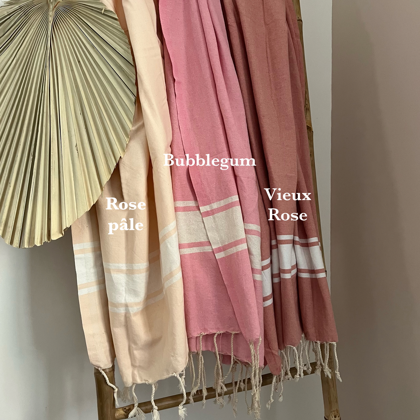 Foutas de plage brodées et personnalisées. Serviette de plage en coton parfaite pour vos cadeaux de fin d'année scolaire, merci maîtresse, merci nounou, et professionnels de santé